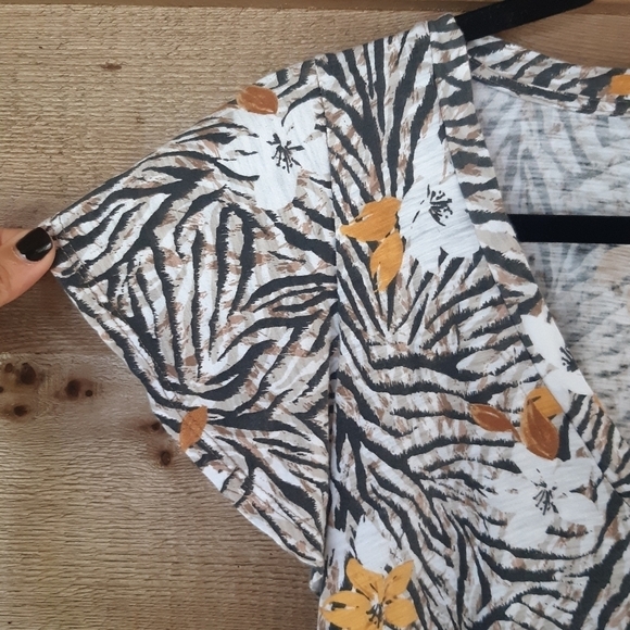 T. La Wayfaring Floral Zebra Stripe Tee Size XS - Picture 3 of 4